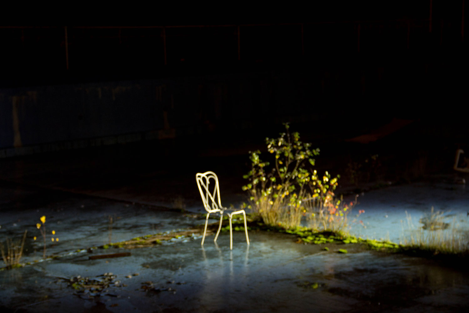 Stuhl in verlassenem Freibad